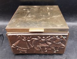Réz és fa díszdoboz, táncos, mulatozó domborműves jelenettel,12x7 cm-es. 8853