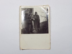 Régi kép fotó fénykép - néni, bácsi, nagymama, nagypapa a ház előtt