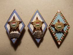 Rendőrtiszti jelvények együtt,