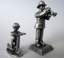 2 db vintage ezüst színű fém mini figurális szobor figura trombitáló férfi katona rollerező kisfiú