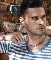 Orvosi acél gyűrű, közepe ami forgatható kereszttel díszített.