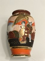 Japán Satsuma porcelán váza gésákkal, 8 cm magas