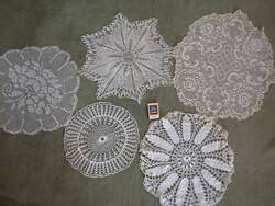 5 db kisebb csipke terítő, kerek, ovális
