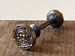 RETRO BÉLYEGZŐ "É" BETŰ BRONZÍROZOTT FÉM DÍSZTÁRGY