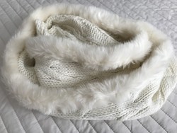 Tchibo márkájú kötött körsál müszőrme szegéllyel, 25 cm széles