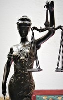Justicia bronz szobor