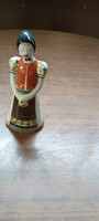 Népi viseletbe öltöztetett hollóházi porcelán lány.