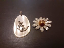 Retró, gyöngyház hatású műanyag medál és bross