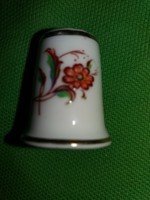 Hollóházi porcelán virágmintás gyűszű aranyozott szegéllyel és nagyon ritka mintával a képek szerint