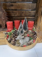 Adventi koszorú erdei hangulatban piros