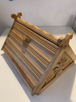 Fa kenyértartó különleges házikó formájú!