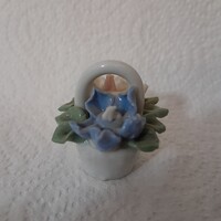 Miniatűr porcelán virágcsokor.