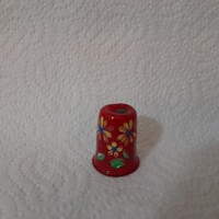 Virágmintás gyűszű.