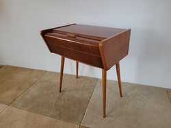 Retro régi magasfényű szekrény mid century kis komód szekrény