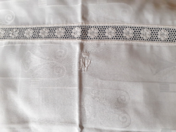 Gyönyörű koronás, monogramos, azsúros damaszt párnahuzat.