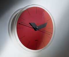 Alessandro Mendini posztmodern  'Sole' piros-fekete falióra Alessi 2006