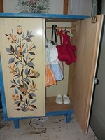 Vintage nagyméretű, festett szekrény, téka, gyermek bútor