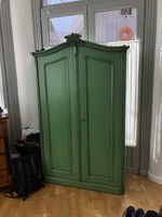 Festett antik szekrény restaurált