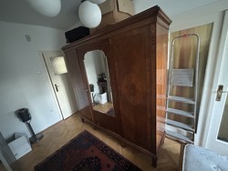 Biedermier ruhás szekrény