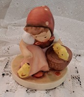 Hummel Goebel  csibéket etetö  kosaras kislány!