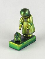 1U147 Eozin zsolnay porcelán tyúkot etető lány