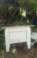 Provence stílusban festett és antikolt konzol polc .  méretei : 117 cm hossszú és 17 cm mély