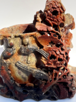 Kőből faragott faragott virág mintás szobor