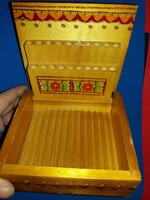 Antik tulipános festett faragott cigarettatároló adagoló fa doboz 15 X 14 X 6 cm a képek szerint