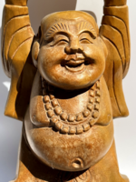 Nagy kézzel faragott aranytömböt tartó Nevető Buddha szobor