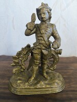 Antik szobor fiuràlis . Kandalló óra màrvàny óra dísz. Militaria stílusú hàtul àgyú katona szobor.