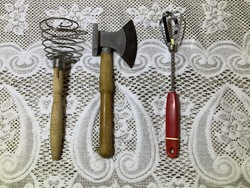 Retró konyhai szett 3 db-os - fa nyelű kézi habverő tojáshabverő -húsklopfoló húsvágó bárddal