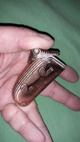 Retro zöld kőberakásos (szemek) réz burkolatú KROKODIL figurás vihar -öngyújtó a képek szerint