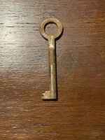 Régi kulcs, lyukas belül. 7,5 cm hosszú. Szekrény kulcs volt.
