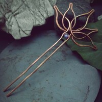 BeEql Sodalite lotus hajtű ékszer
