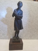 Olcsay-Kiss Zoltán (1895-1981) Olvasó lány öntvény szobor, jelzett, sérült