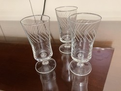 3 db antik csiszolt üveg talpas pohár