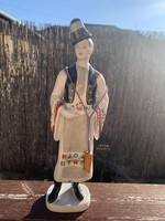 Hollóházi nagyméretű népviseletbe öltözött fiú.