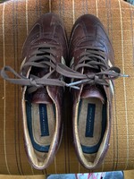 Tiszta bőr,Tommy Hilfiger márkájú,nagyon keveset használt szép sötétbarna - ezüst félcipő. 38-es.