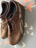 Reebock márkájú,tisztabőr,velúr sport cipő. Nagyon keveset használt,fűzős,sötétbarna színű. 39-es.