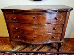 3 fiókos (+ 1 kihúzható lap) komód, neobarokk stílusjegyekkel, XX. szd első fele. Méret a képen.