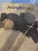 Aranykéz címmel horgolás-kötés mintákkal könyv. Nagyon szép pulóverek,sapkák,kabátok. Pontos leírás.
