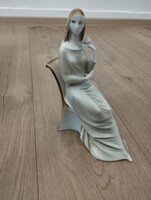 Zsolnay porcelán ülő női szobor.