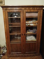 Biedermeier üveges polcos szekrény