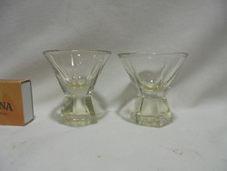 Két darab szögletes talpú likőrös, pálinkás üveg pohár együtt