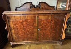 20.század elején készült, topolya gyökér berakású, jó állapotú találó szekrény