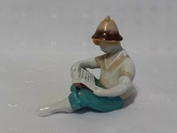 Hollóházi Olvasó fiú