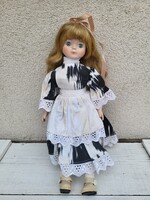 Vintage porcelánbaba, kötényes