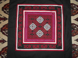 Patchwork , hímzett tüzőtt  munka  korának megfelelő, de jó állapot  -alábélelt