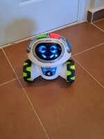 Robot, aki német nyelven beszél pár szót, villog, zenél, megy.......................................