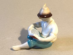 HOLLÓHÁZI PORCELÁN FESTETT OLVASÓ, ÜLŐ DIÁK RETRO SZOBOR